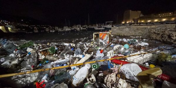 Κροατία: Παραλίες του Ντουμπρόβνικ γέμισαν με τόνους σκουπίδια από... Αλβανία -Πώς έφτασαν στις ακτές