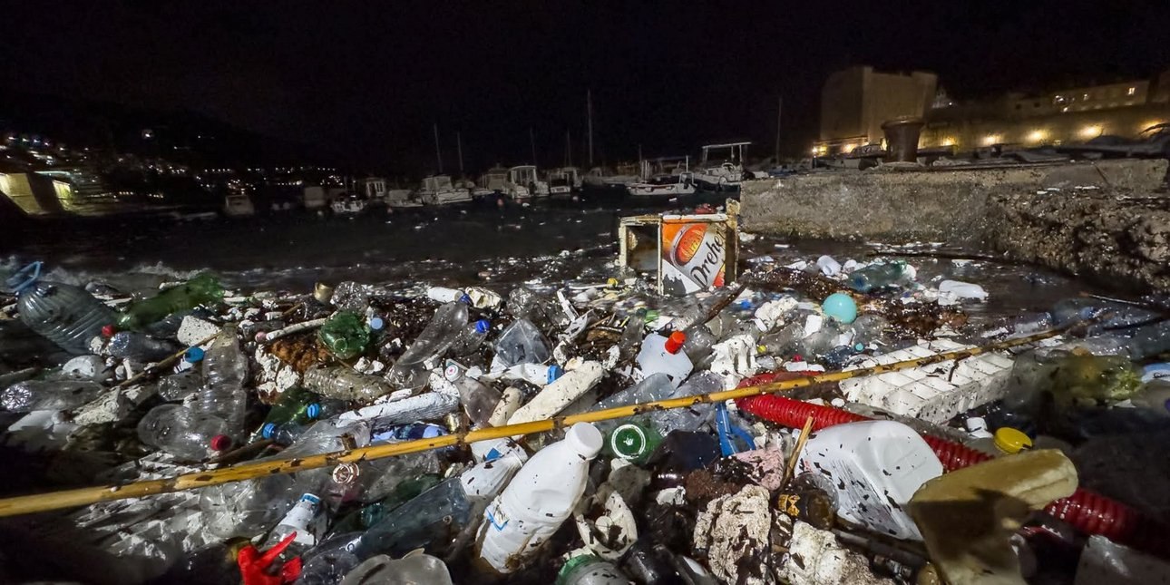 Κροατία: Παραλίες του Ντουμπρόβνικ γέμισαν με τόνους σκουπίδια από... Αλβανία -Πώς έφτασαν στις ακτές