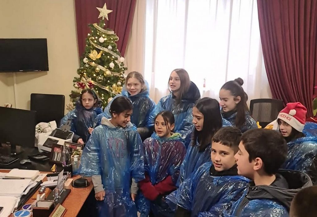 Χριστουγεννιάτικες μελωδίες και παιδικά χαμόγελα στο Διοικητήριο Δομοκού από τους μαθητές του Δημοτικού Σχολείου