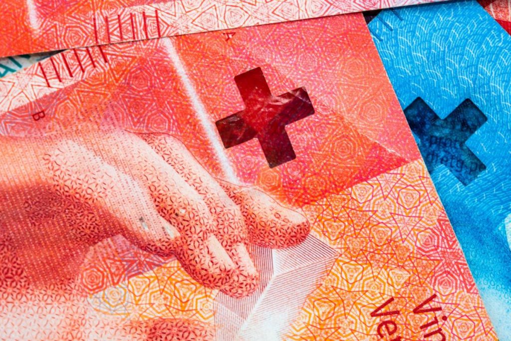 Μετατροπή των δανείων ελβετικού φράγκου σε ευρώ και «κούρεμα» έως 50% – Τι προβλέπει η τροπολογία