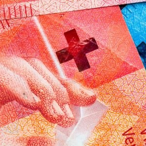 Μετατροπή των δανείων ελβετικού φράγκου σε ευρώ και «κούρεμα» έως 50% – Τι προβλέπει η τροπολογία