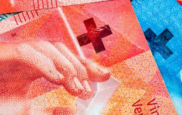 Μετατροπή των δανείων ελβετικού φράγκου σε ευρώ και «κούρεμα» έως 50% – Τι προβλέπει η τροπολογία