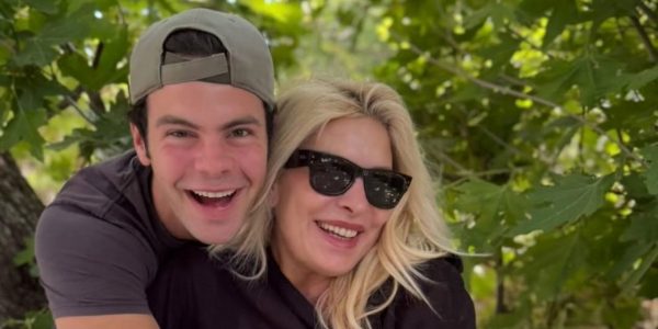 Ο Άγγελος Λάτσιος είχε γενέθλια και η Ελένη Μενεγάκη μοιράστηκε αδημοσίευτες φωτογραφίες από τα παιδικά του χρόνια