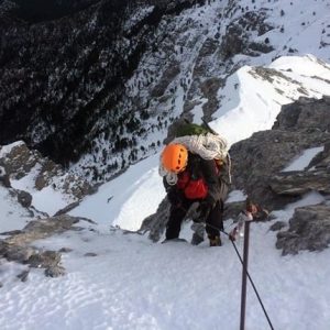 Σχεδόν αγκαλιασμένοι εντοπίστηκαν οι τέσσερις ορειβάτες που χτυπήθηκαν από χιονοστιβάδα στη Φωκίδα – Το χρονικό της τραγωδίας