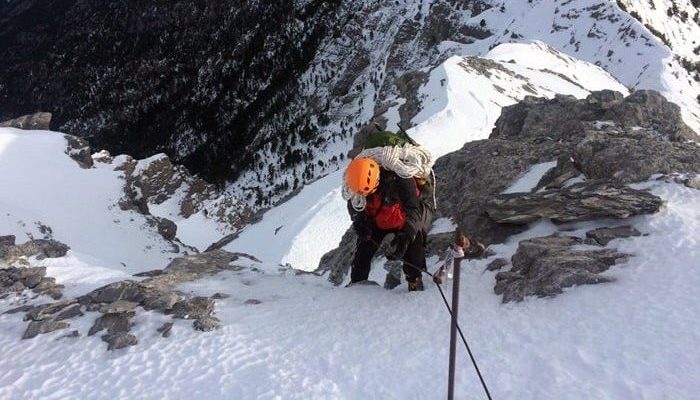 Σχεδόν αγκαλιασμένοι εντοπίστηκαν οι τέσσερις ορειβάτες που καταπλακώθηκαν από χιονοστιβάδα στη Φωκίδα – Το χρονικό της τραγωδίας