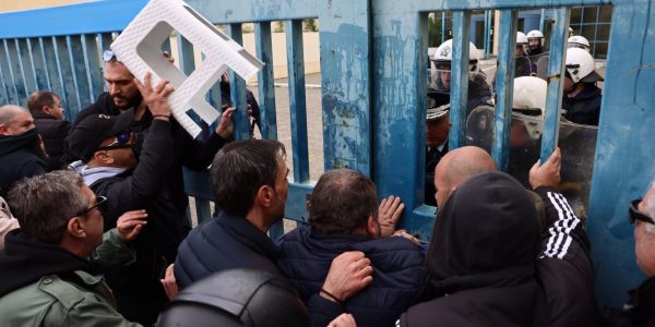 Ένταση ανάμεσα σε οδηγούς ταξί και ΜΑΤ στο υπουργείο Μεταφορών -Έγινε χρήση χημικών