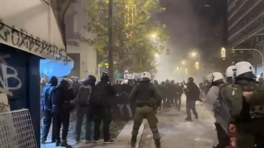 Aλέξανδρος Γρηγορόπουλος: Επεισόδια στην πορεία στη μνήμη του στα Εξάρχεια - Μολότοφ και προσαγωγές