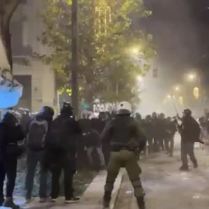 Aλέξανδρος Γρηγορόπουλος: Επεισόδια στην πορεία στη μνήμη του στα Εξάρχεια - Μολότοφ και προσαγωγές