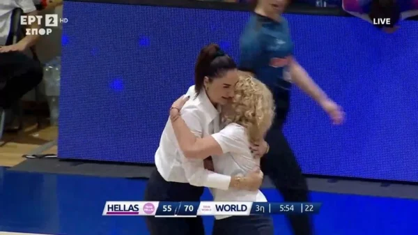 Όμορφη στιγμή στο All Star Game των γυναικών: Δρακάκη και Ερντέμ έβγαλαν τα σακάκια τους και έπαιξαν μπάσκετ, δείτε βίντεο