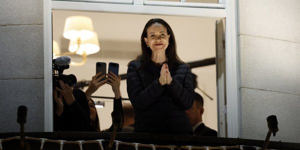 Η περούκα, τα δέκα σημεία ελέγχου και το κρίσιμο τηλεφώνημα στις ΗΠΑ: Πώς στήθηκε η κινηματογραφική απόδραση της Ματσάδο από τη Βενεζουέλα