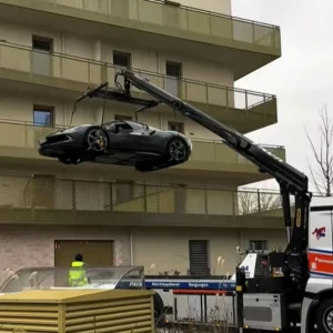 Αυστρία: Επιχειρηματίας ανέβασε Ferrari στο μπαλκόνι του σπιτιού του επειδή δεν έβρισκε θέση πάρκινγκ, δείτε βίντεο