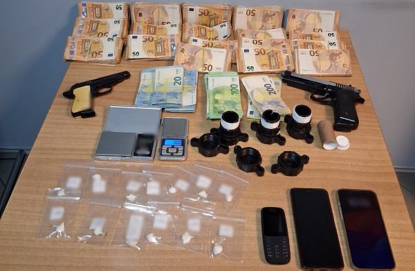 Συνελήφθη μητέρας και γιος για ναρκωτικά - Βαρέθηκαν να μετρούν ευρώ οι αστυνομικοί