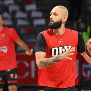 Χωρίς Εβάν Φουρνιέ ο Ολυμπιακός στο ματς με την ΑΕΚ