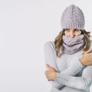 Κρύα χέρια και πόδια: Γιατρός εξηγεί ποια είναι η αίτια και πότε πρέπει να ανησυχήσετε