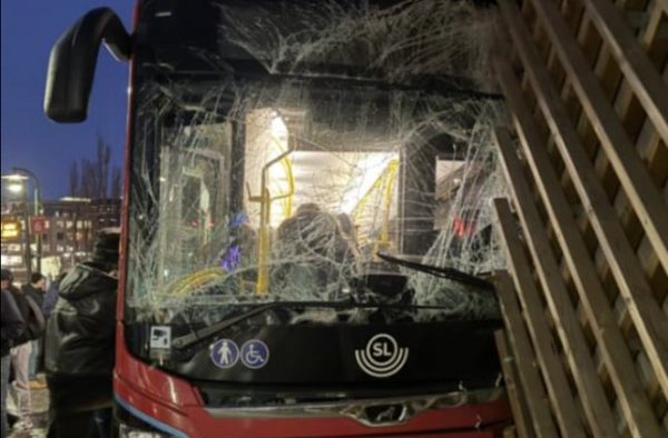 Στοκχόλμη: Λεωφορείο βγήκε από την πορεία του και προσέκρουσε σε πρόσοψη κτιρίου – Τουλάχιστον 19 τραυματίες