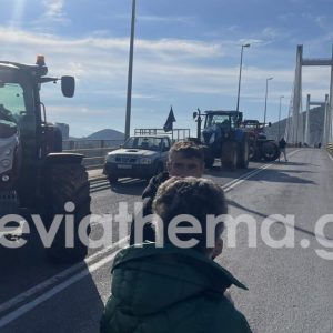 Αγρότες έκλεισαν αιφνιδιαστικά την υψηλή γέφυρα Χαλκίδας