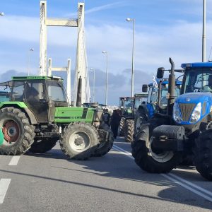Έκλεισε και πάλι το πρωί από αγρότες η υψηλή γέφυρα Χαλκίδας.