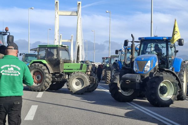 Έκλεισε και πάλι το πρωί από αγρότες η υψηλή γέφυρα Χαλκίδας.