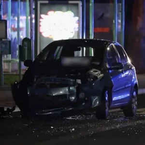 Αυτοκίνητο έπεσε σε στάση λεωφορείου στη Γερμανία: Τραυματίστηκαν τρία άτομα – Συνελήφθη ο οδηγός