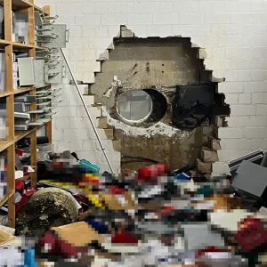 Ριφιφί αλά ελληνικά στη Γερμανία: Τρύπησαν τοίχους, παραβίασαν πάνω από 3.000 τραπεζικές θυρίδες, στα 30 εκατ. ευρώ η λεία