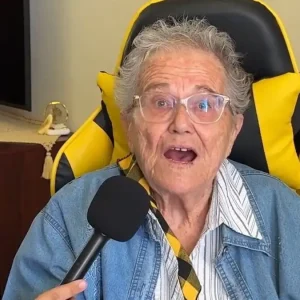 Η 83χρονη Σοφία Μπαρκάτσα έδειξε την αγάπη της για την ΑΕΚ