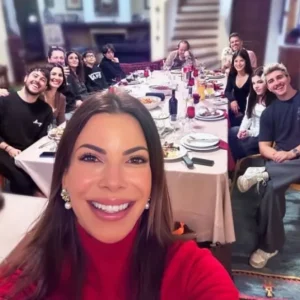 Φωτογραφία: Ο παππούς Πάριος με τους 4 γιους, 4 εγγόνια, 3 νύφες και 2 σκυλιά