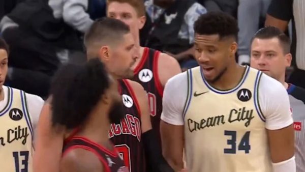 NBA: Αποκαλύφθηκε ο διάλογος Αντετοκούνμπο – Βούτσεβιτς που οδήγησε σε σύρραξη στο παρκέ μετά το επίμαχο κάρφωμα (ΒΙΝΤΕΟ)