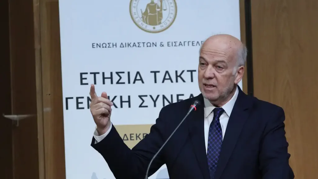 «Πυρά» Φλωρίδη για Τέμπη και κόντρα δικαστών – δικηγόρων στη Συνέλευση Δικαστών και Εισαγγελέων