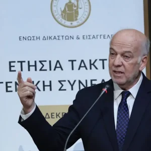 «Πυρά» Φλωρίδη για Τέμπη και κόντρα δικαστών – δικηγόρων στη Συνέλευση Δικαστών και Εισαγγελέων