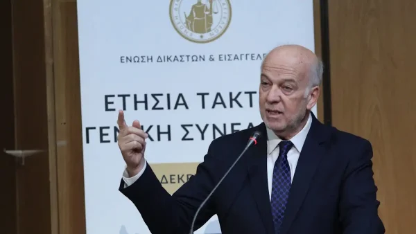 «Πυρά» Φλωρίδη για Τέμπη και κόντρα δικαστών – δικηγόρων στη Συνέλευση Δικαστών και Εισαγγελέων