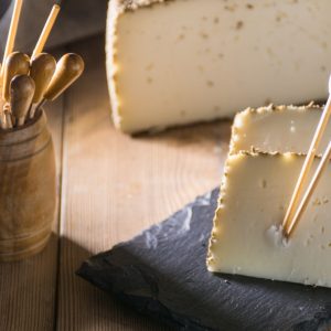 Η γραβιέρα Νάξου ψηφίστηκε ως το καλύτερο τυρί στον κόσμο – Ποια άλλα ελληνικά τυριά ξεχωρίζουν