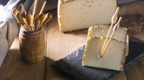 Η γραβιέρα Νάξου ψηφίστηκε ως το καλύτερο τυρί στον κόσμο – Ποια άλλα ελληνικά τυριά ξεχωρίζουν