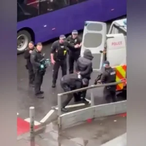 Συναγερμός στο αεροδρόμιο Χίθροου με ένοπλους αστυνομικούς: Μία σύλληψη, αναφορές για δακρυγόνα