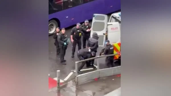 Συναγερμός στο αεροδρόμιο Χίθροου με ένοπλους αστυνομικούς: Μία σύλληψη, αναφορές για δακρυγόνα