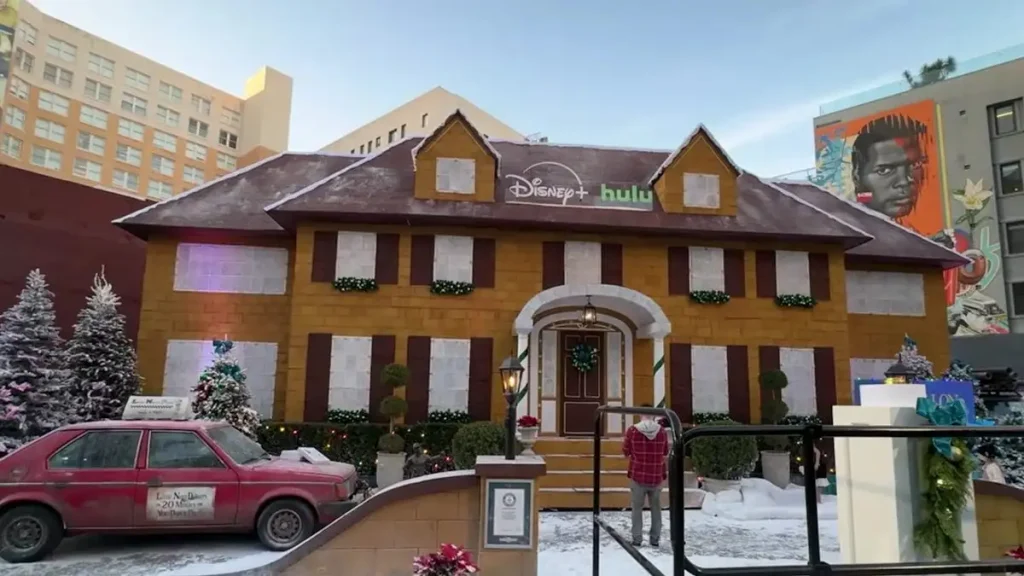 Λος Άντζελες: Τεράστιο σπίτι της ταινίας «Home Alone» φτιαγμένο από τζίντζερμπρεντ κατέρριψε ρεκόρ Γκίνες
