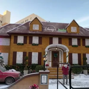 Λος Άντζελες: Τεράστιο σπίτι της ταινίας «Home Alone» φτιαγμένο από τζίντζερμπρεντ κατέρριψε ρεκόρ Γκίνες