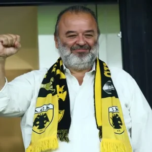 Πώς εμψύχωσε ο Ηλιόπουλος τους παίκτες της ΑΕΚ πριν το ματς: Σήμερα παίζετε στις ρίζες της ΑΕΚ, φέρτε τη νίκη, την χρειάζεται ο λαός μας κι όλη η Ελλάδα