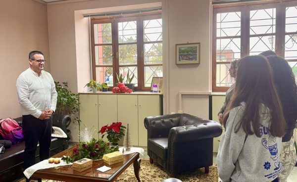 Μαθήτριες του Λυκείου Στυλίδας τραγούδησαν τα κάλαντα στον Δήμαρχο Ιωάννη Αποστόλου