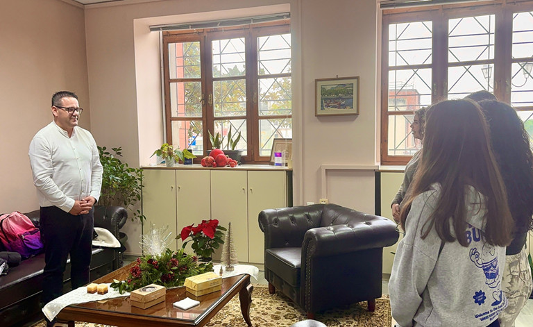 Μαθήτριες του Λυκείου Στυλίδας τραγούδησαν τα κάλαντα στον Δήμαρχο Ιωάννη Αποστόλου