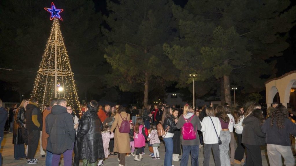 Η Ηράκλεια Λαμίας φωταγώγησε το Χριστουγεννιάτικο δέντρο της!