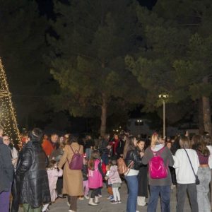 Η Ηράκλεια Λαμίας φωταγώγησε το Χριστουγεννιάτικο δέντρο της!