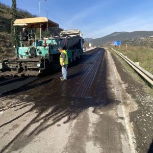 Λαμία: Επιτέλους φτιάχνουν τον δρόμο με τις λακκούβες από τον κόμβο Ξηρώτισσας προς το "ICE"