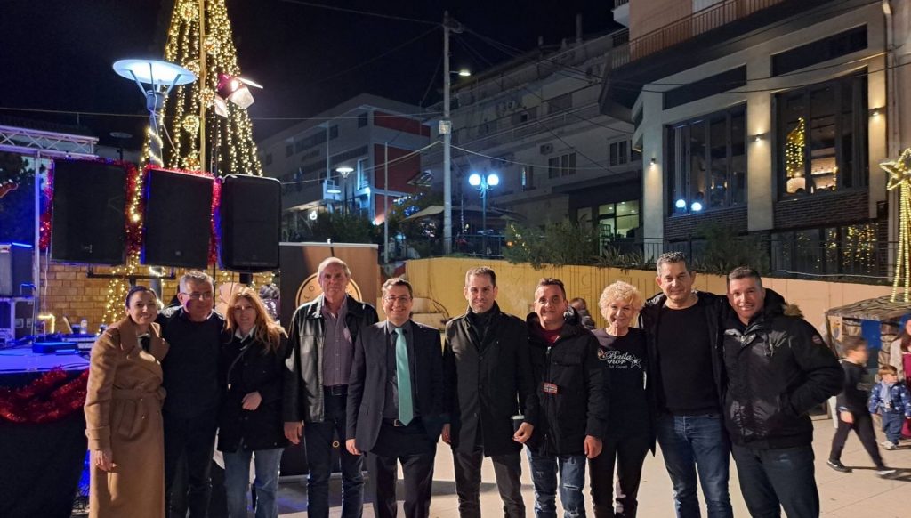 Φωταγωγήθηκε το Χριστουγεννιάτικο Δέντρο στην Αταλάντη
