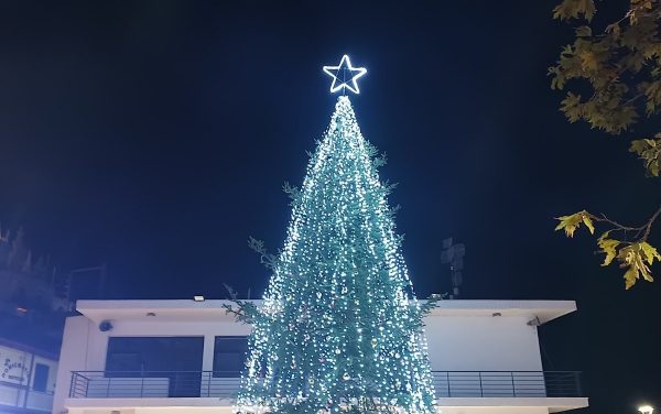 Άναψε το Χριστουγεννιάτικο δέντρο στο Δομοκό