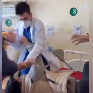 Ινδία: Γιατρός ξυλοκόπησε ασθενή με αναπνευστικά προβλήματα γιατί το θύμα του ζήτησε να μιλάει «με σεβασμό»