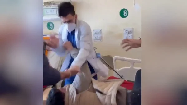 Ινδία: Γιατρός ξυλοκόπησε ασθενή με αναπνευστικά προβλήματα γιατί το θύμα του ζήτησε να μιλάει «με σεβασμό»