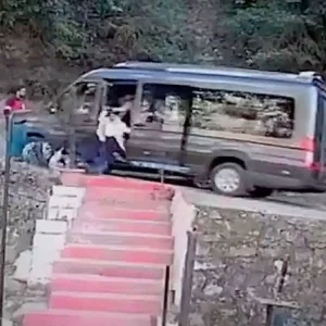 Σοκαριστικό βίντεο από την Ινδία: Επιβάτες «βουτάνε» από βαν που κατρακυλάει σε γκρεμό!