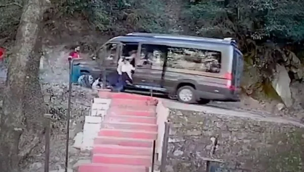 Σοκαριστικό βίντεο από την Ινδία: Επιβάτες «βουτάνε» από βαν που κατρακυλάει σε γκρεμό!