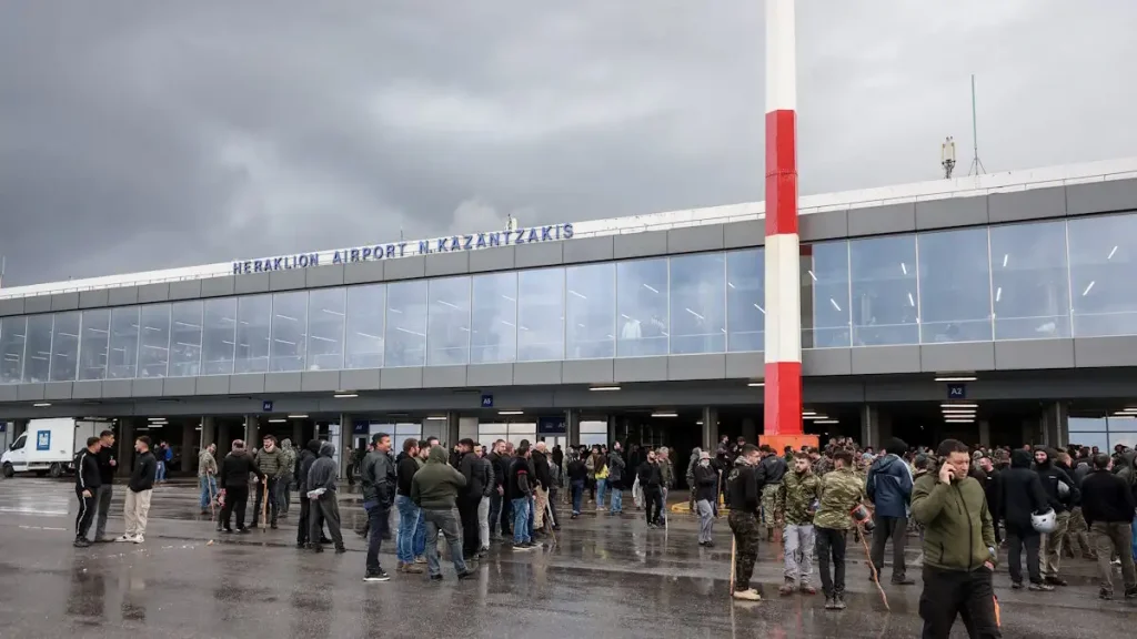 Μπλόκα αγροτών:Άνοιξε το αεροδρόμιο Χανίων, διαπραγματεύσεις στο «Ν. Καζαντζάκης»