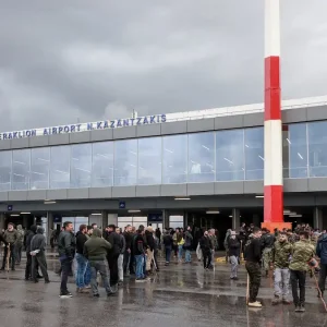 Μπλόκα αγροτών:Άνοιξε το αεροδρόμιο Χανίων, διαπραγματεύσεις στο «Ν. Καζαντζάκης»